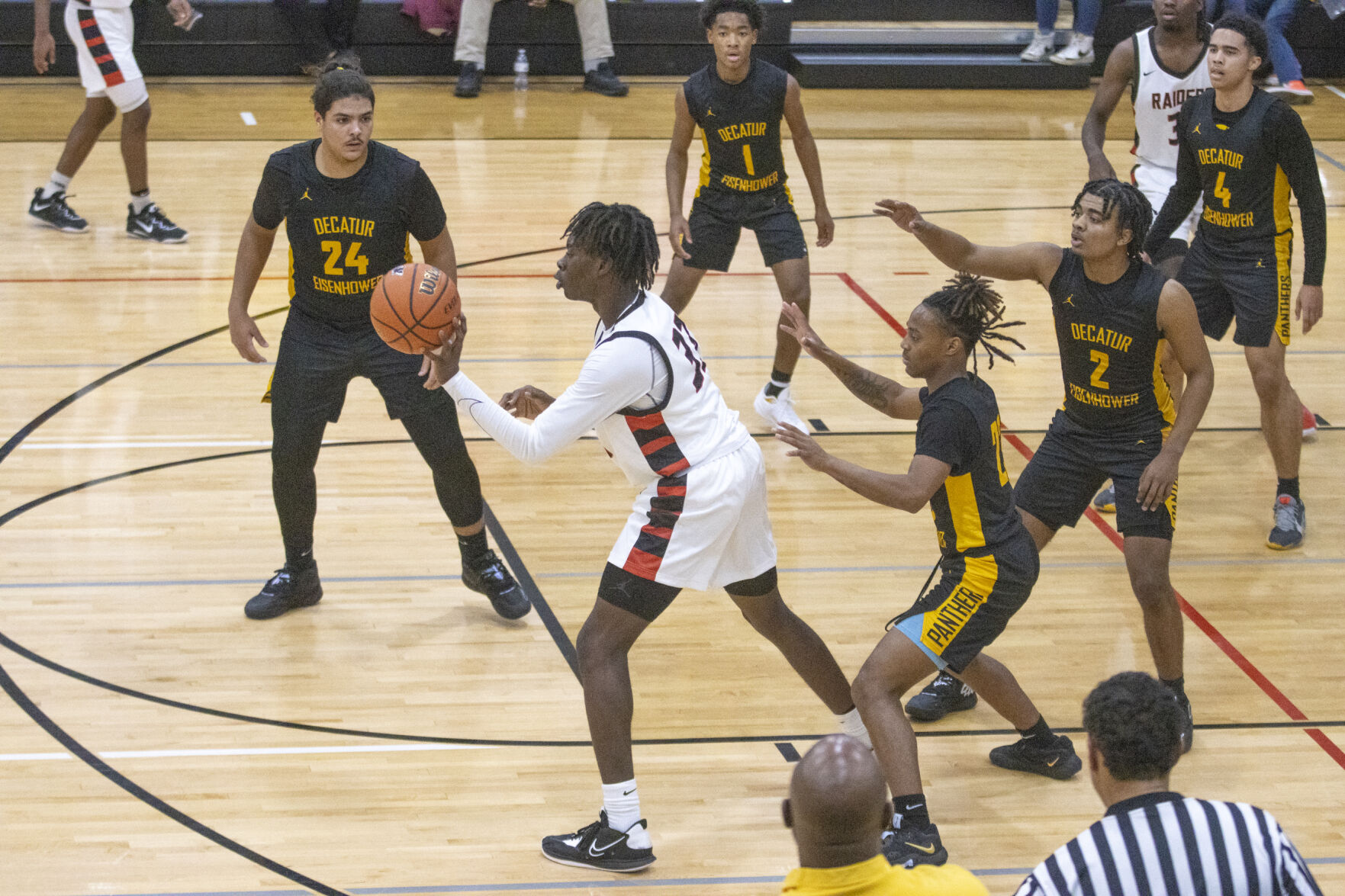 112322-dec-spt-eisenhower-basketball-gallery_16.JPG